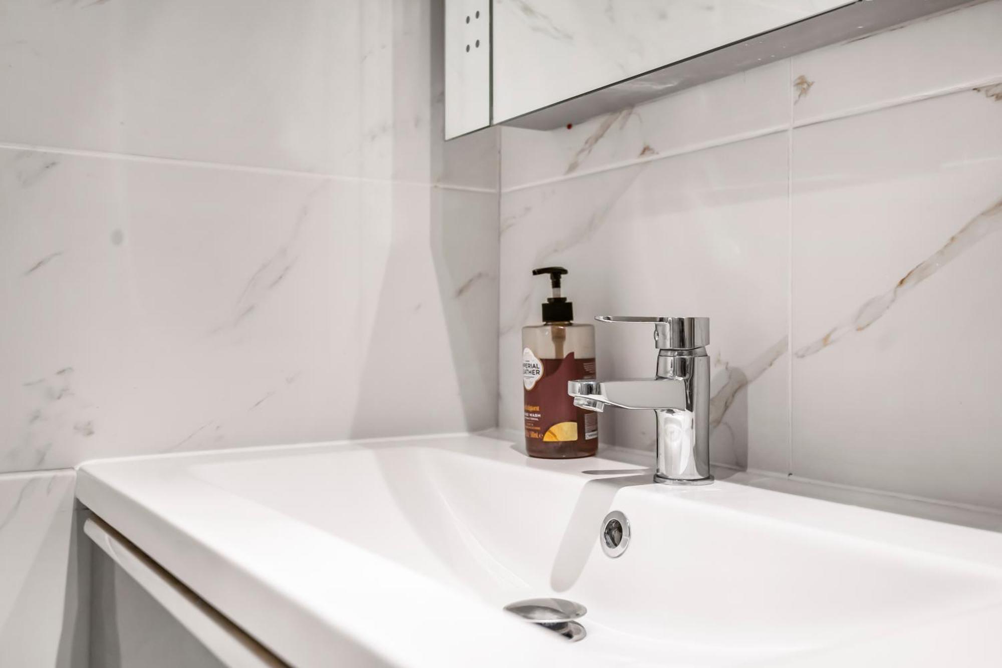 Appartamento Riverside 3br With Easy Transport 20mins To Centre Londra