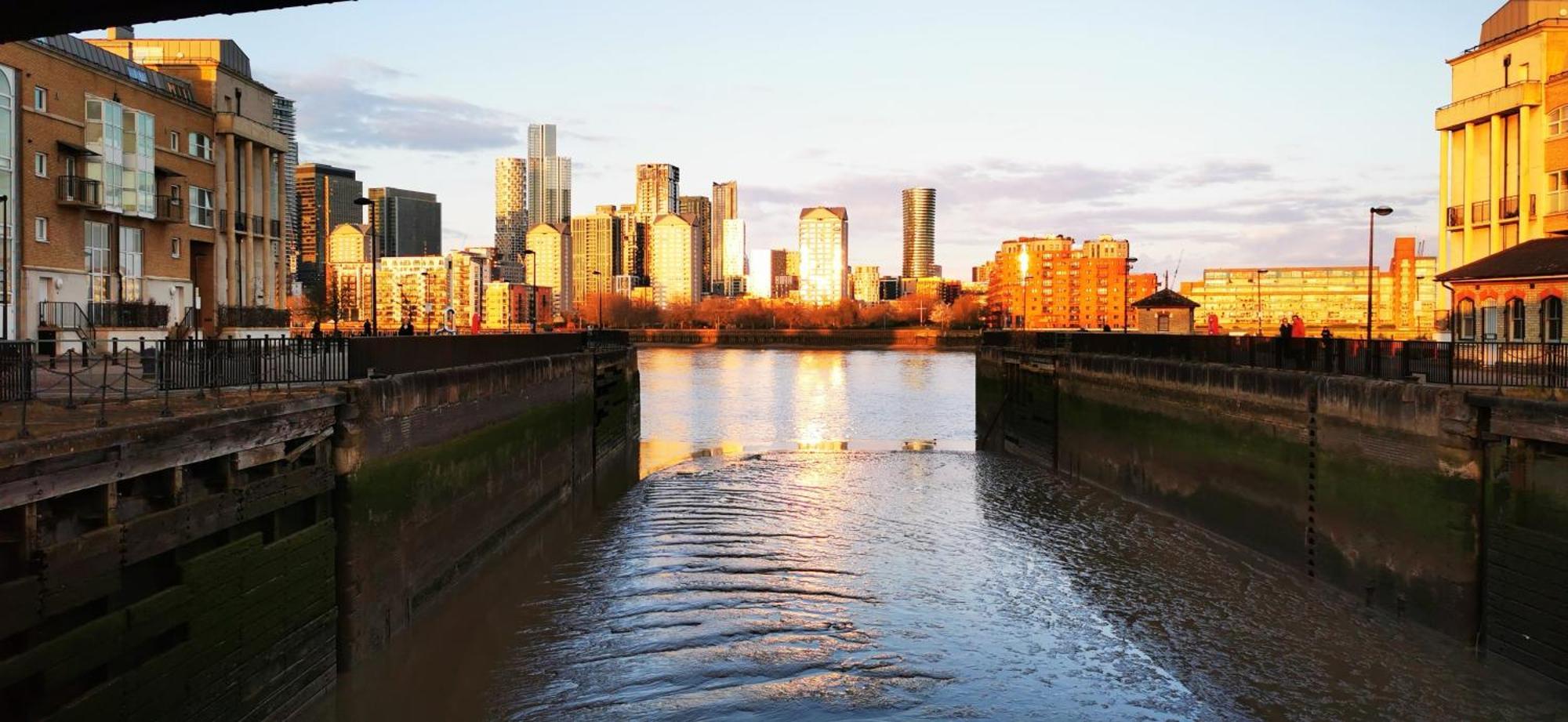 Appartamento Riverside 3br With Easy Transport 20mins To Centre Londra