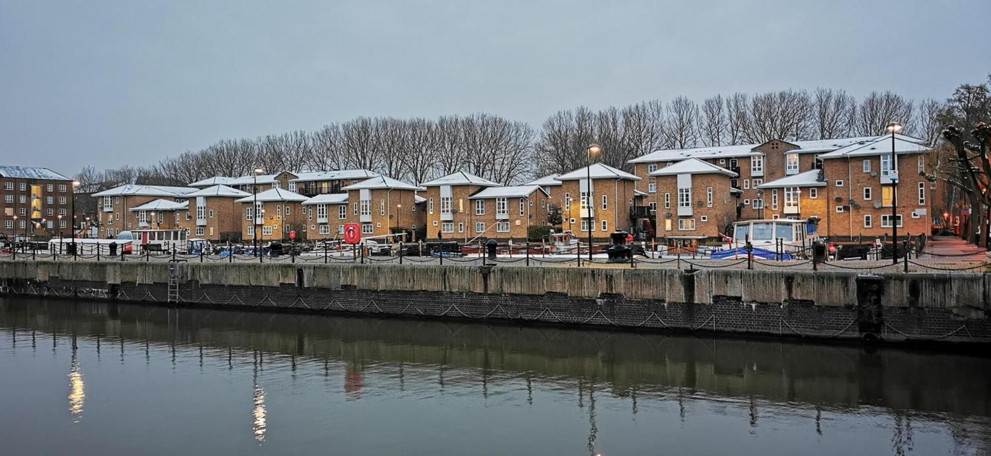 Appartamento Riverside 3br With Easy Transport 20mins To Centre Londra